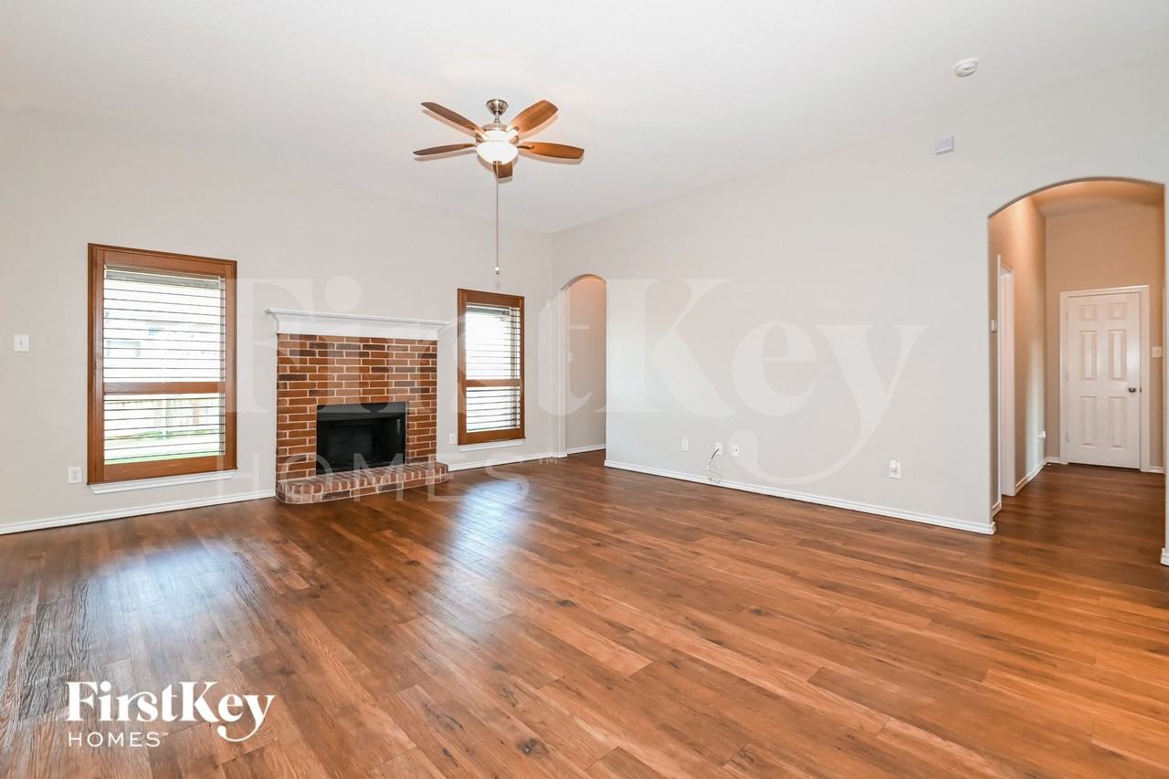 204 Troy Ln - Photo 3 of 15