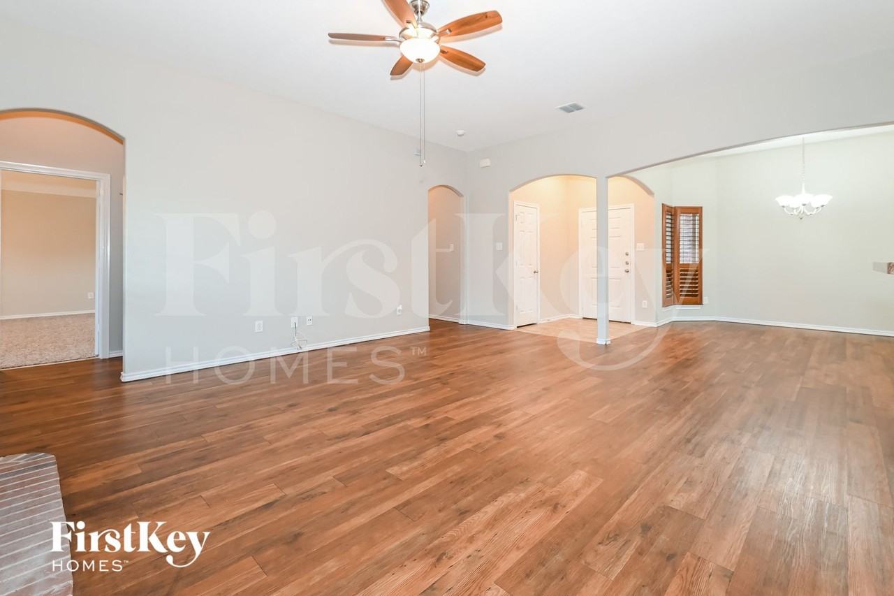 204 Troy Ln - Photo 4 of 15