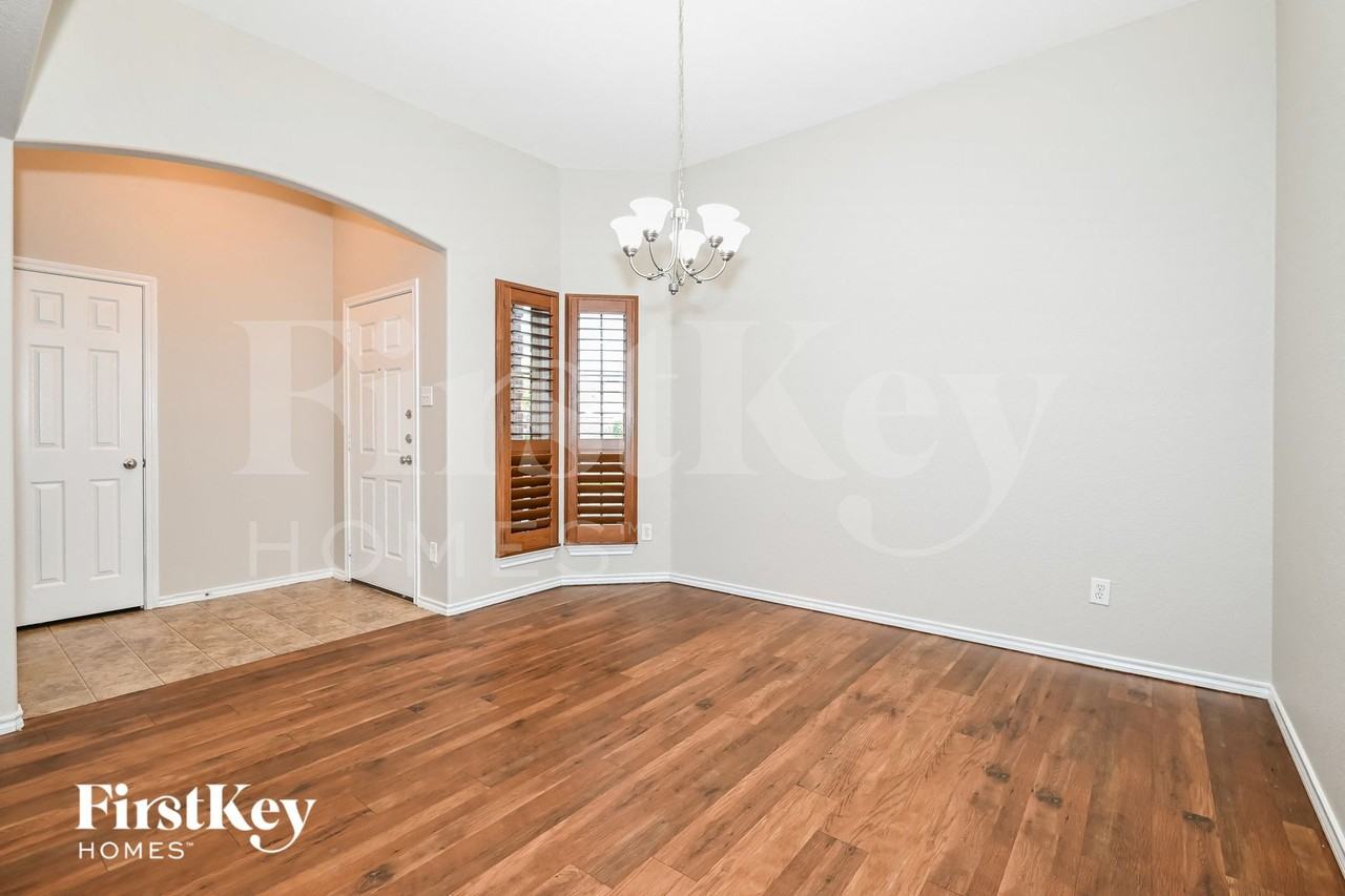 204 Troy Ln - Photo 5 of 15