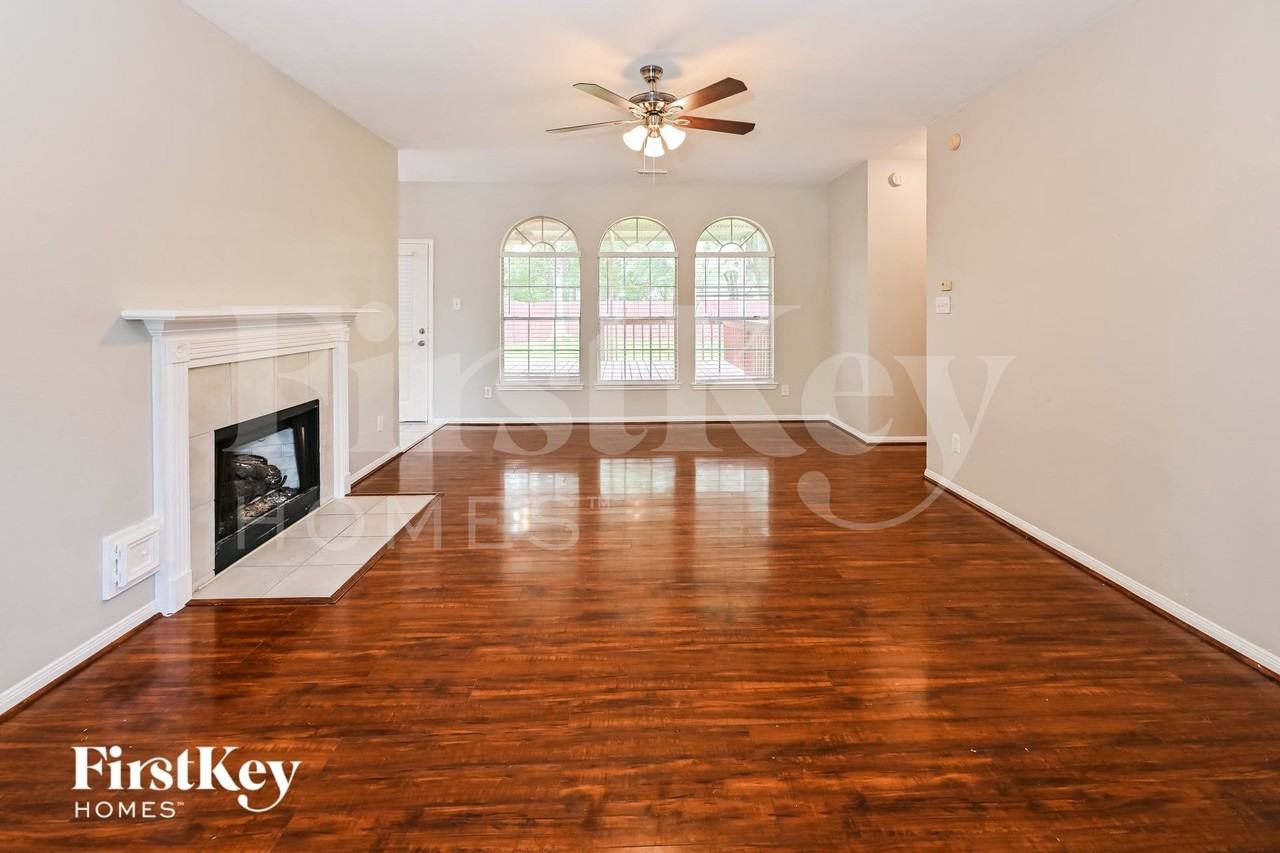 2614 Spring Bend Dr - Photo 2 of 15