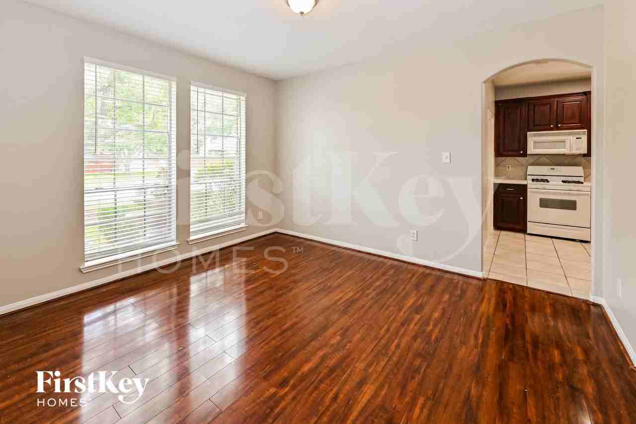 2614 Spring Bend Dr - Photo 4 of 15