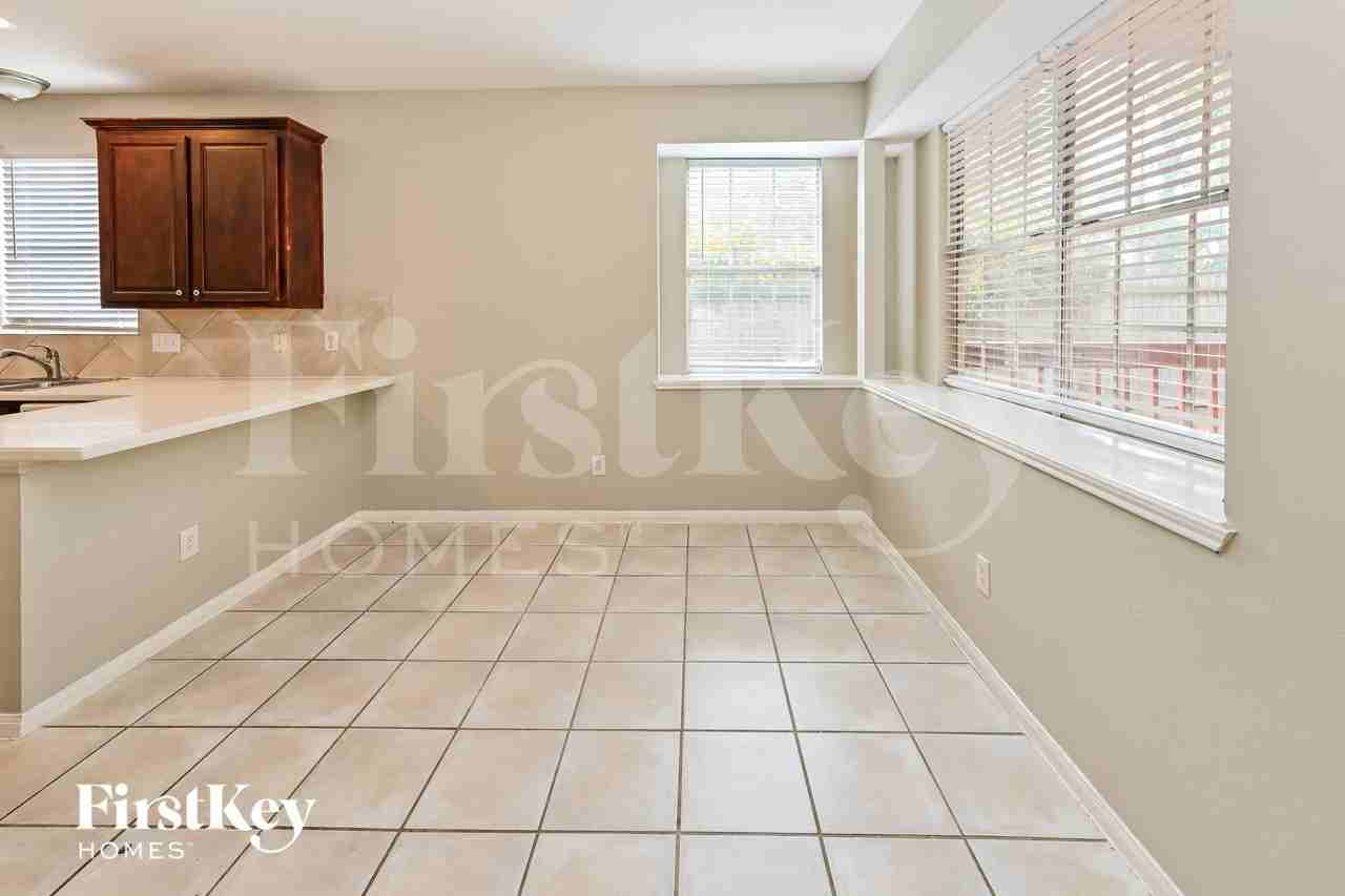 2614 Spring Bend Dr - Photo 5 of 15