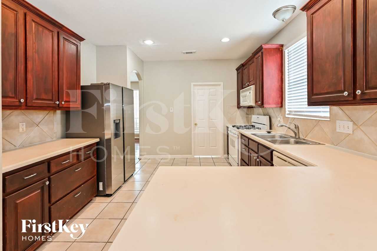 2614 Spring Bend Dr - Photo 6 of 15