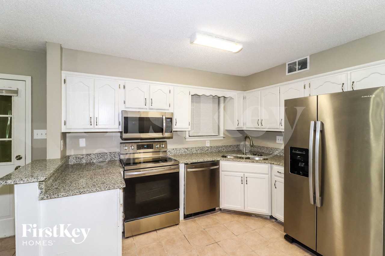 8686 Chris Suzanne Cir - Photo 6 of 15