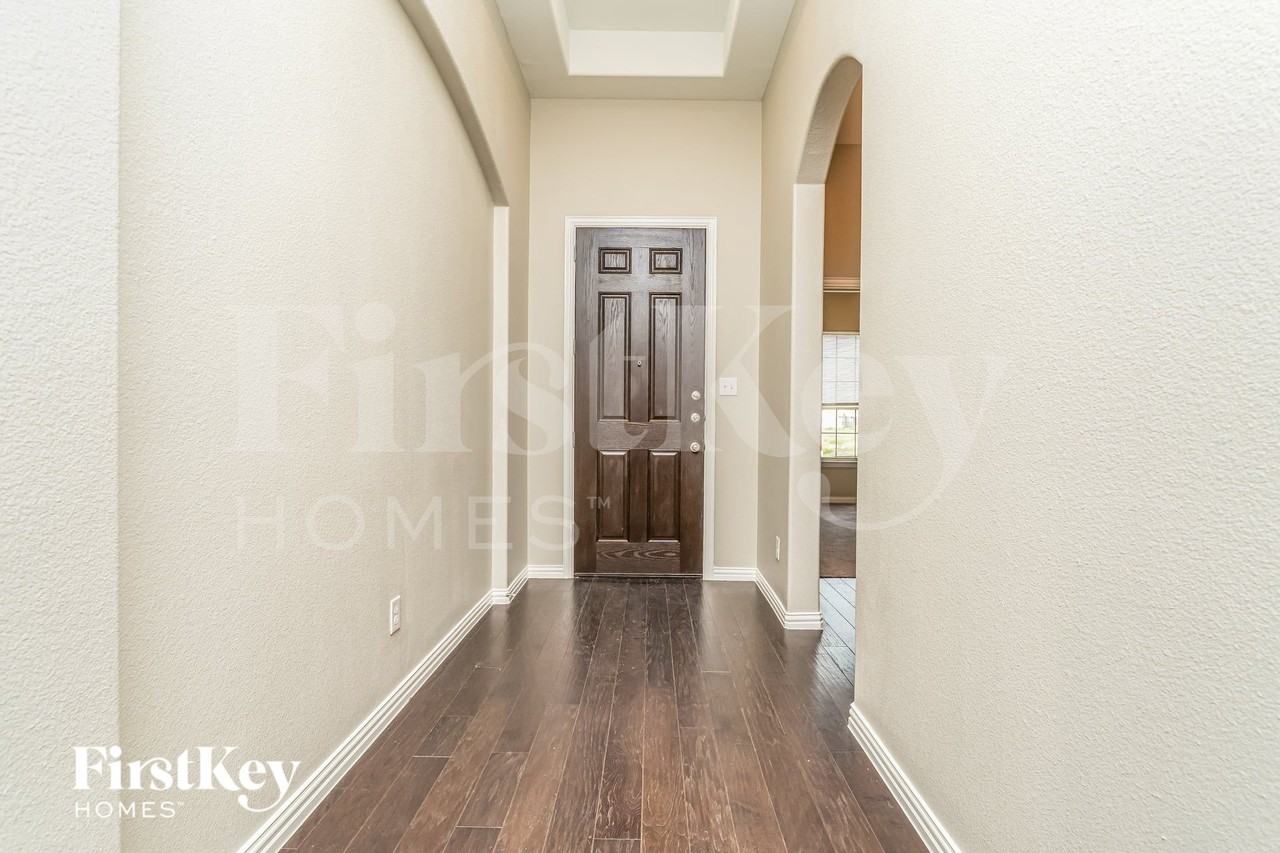 413 Pheasant Hill Ln - Photo 3 of 16