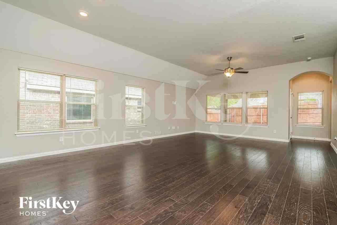 413 Pheasant Hill Ln - Photo 4 of 16
