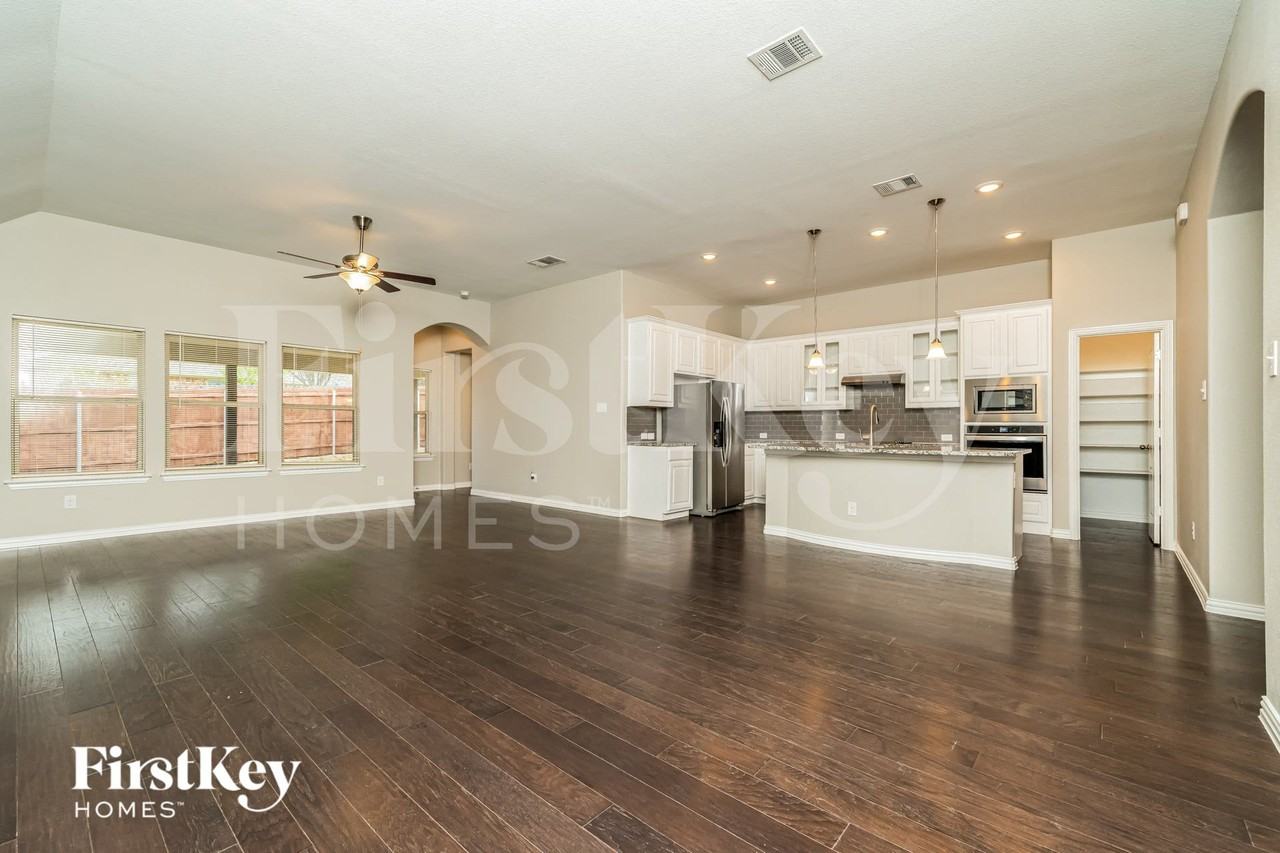 413 Pheasant Hill Ln - Photo 5 of 16
