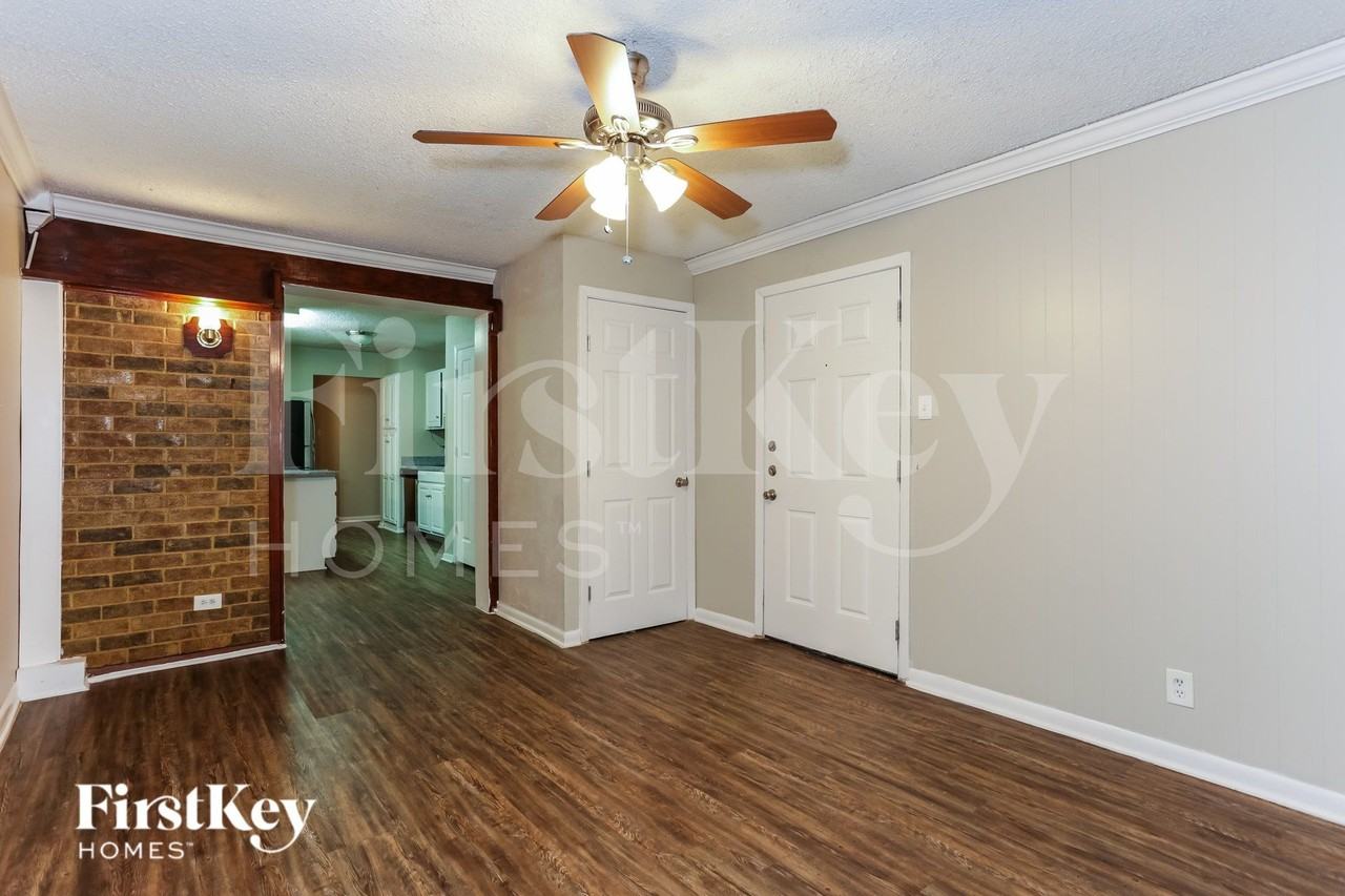 604 Circleview Dr - Photo 2 of 16