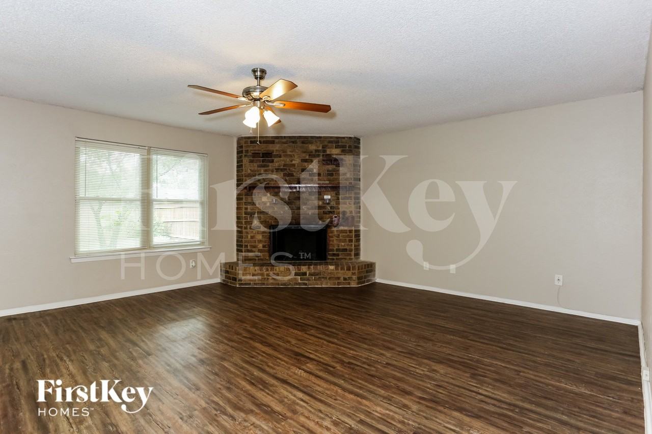 604 Circleview Dr - Photo 3 of 16