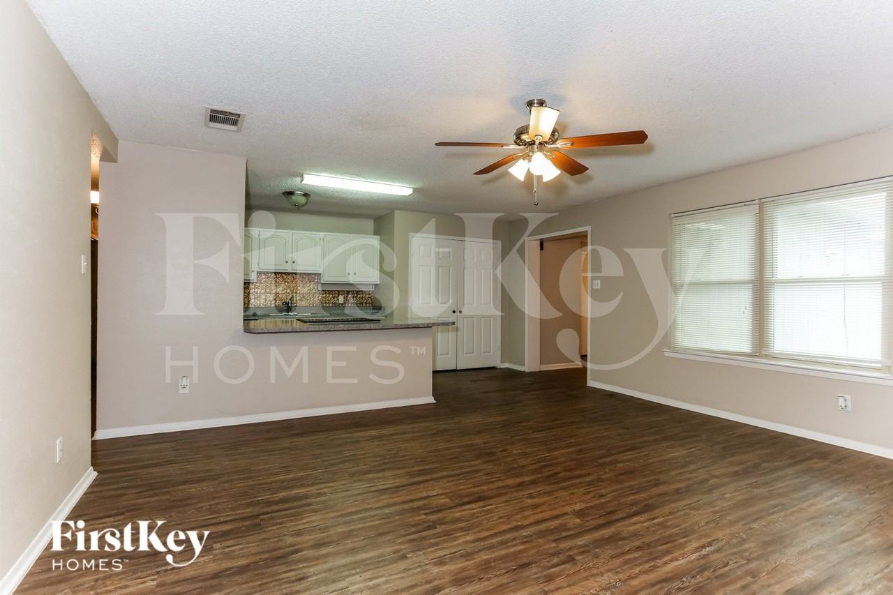604 Circleview Dr - Photo 4 of 16