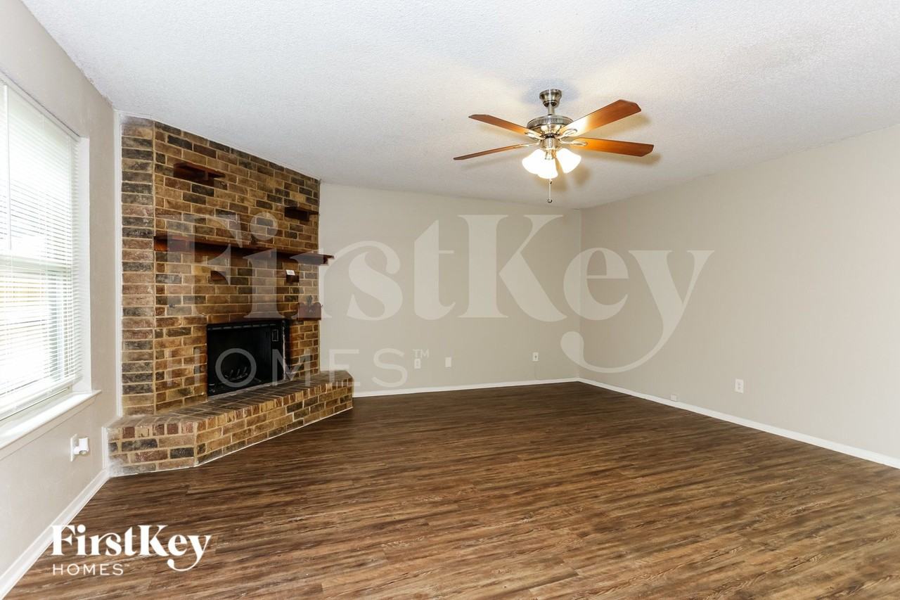 604 Circleview Dr - Photo 5 of 16