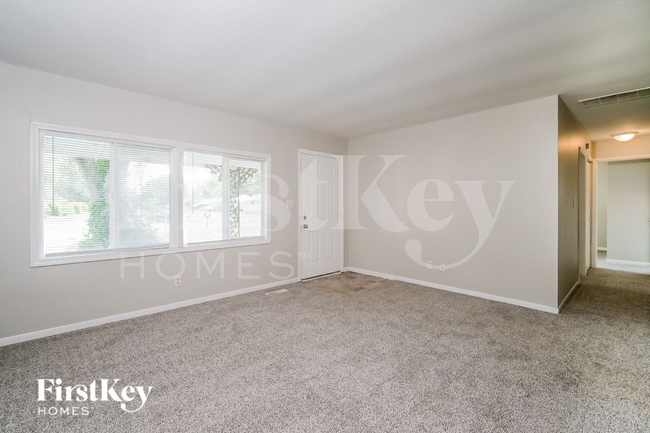 4315 Standish Dr - Photo 5 of 16