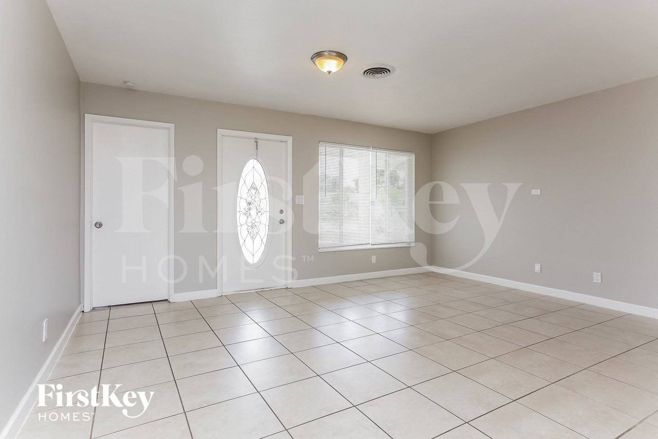 3611 Nwst - Photo 3 of 16