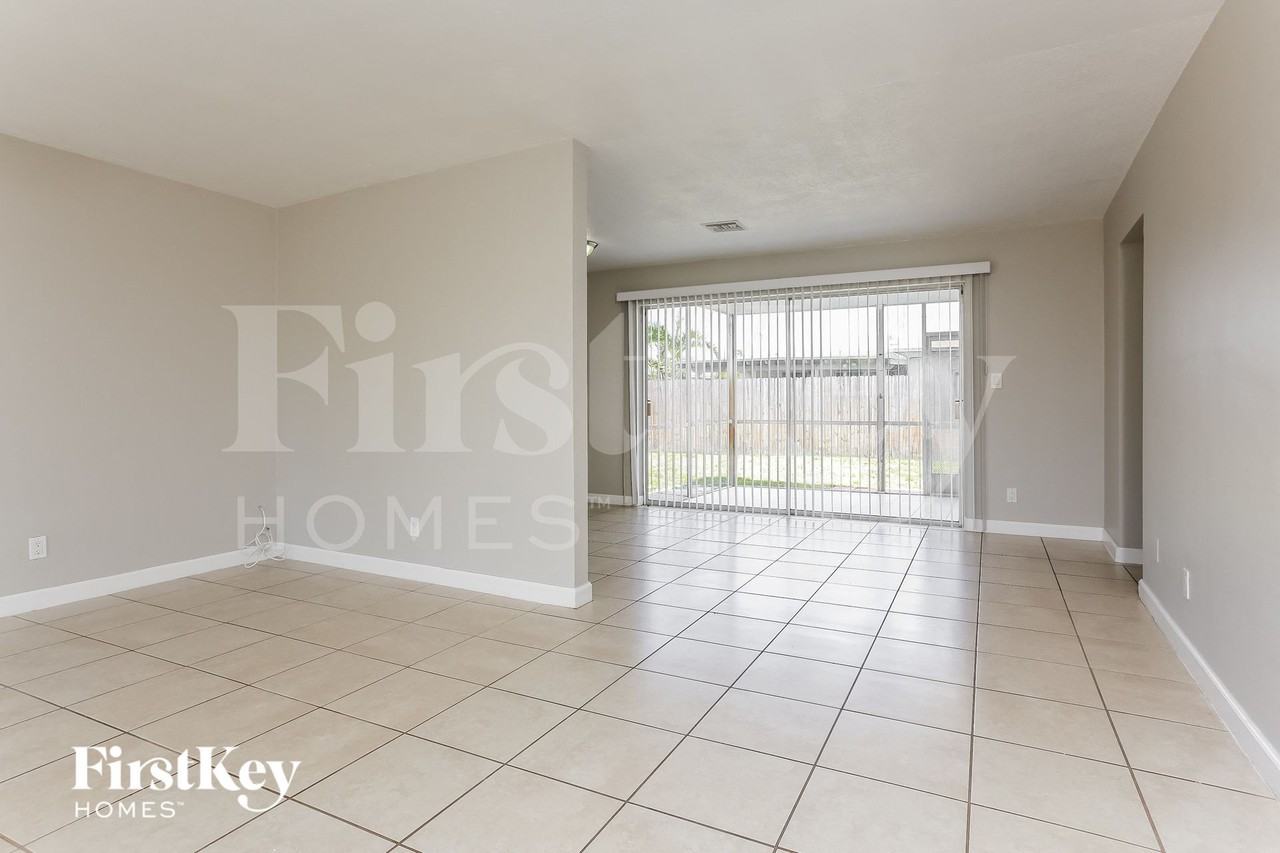3611 Nwst - Photo 4 of 16