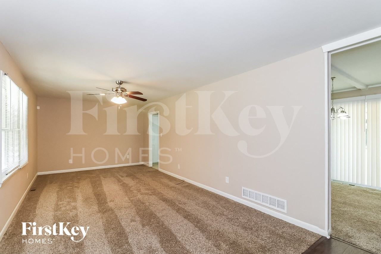 2932 Tiffany Dr Sw - Photo 2 of 15