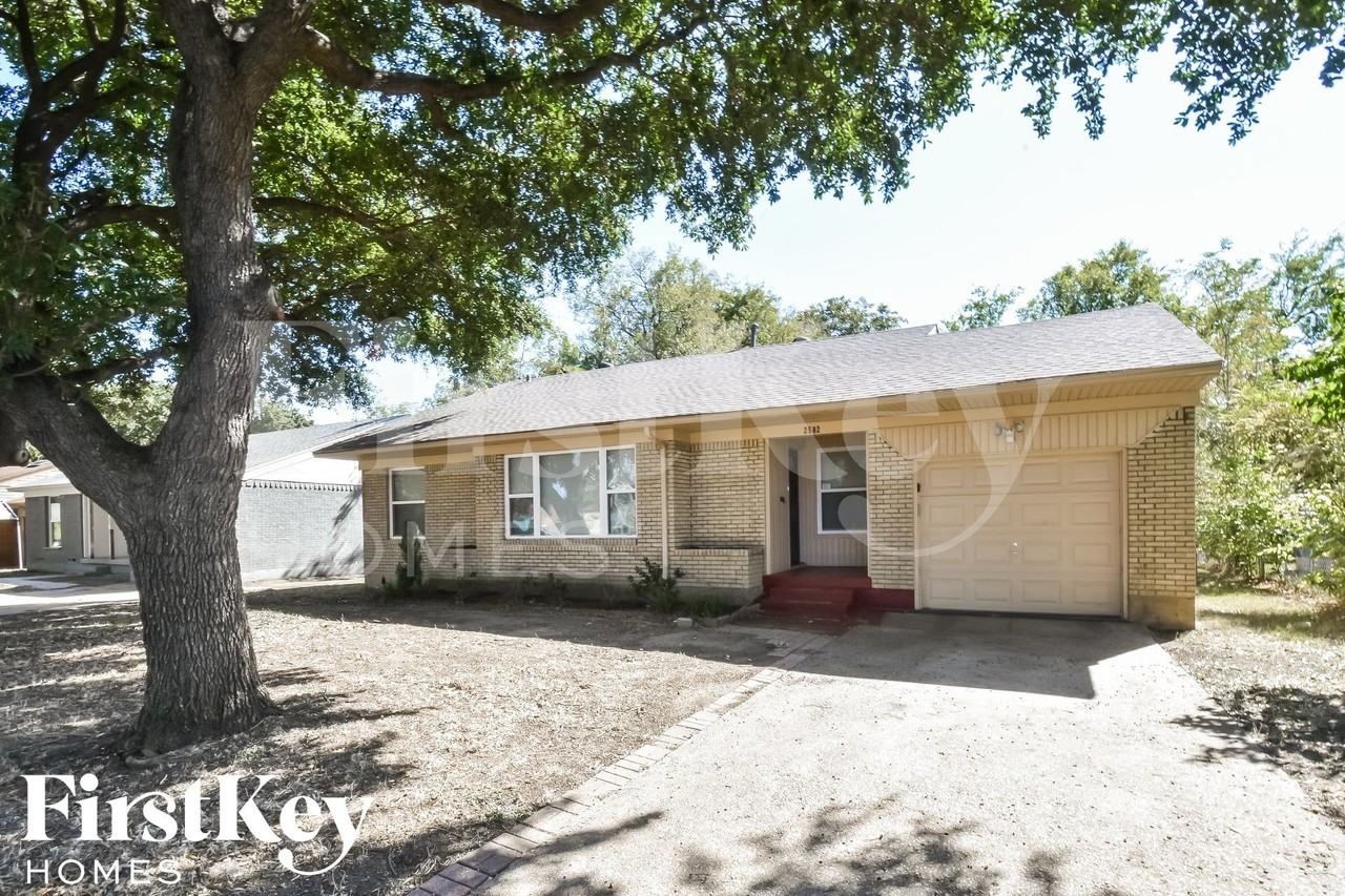 2502 Costa Mesa Dr - Photo 2 of 15