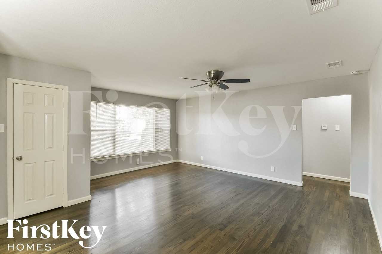 2502 Costa Mesa Dr - Photo 3 of 15