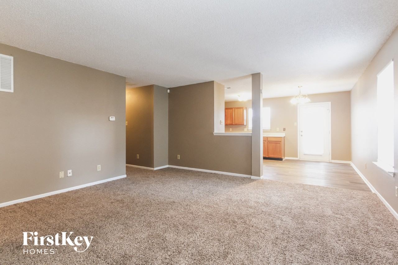 1861 Southernwood Ln - Photo 2 of 15