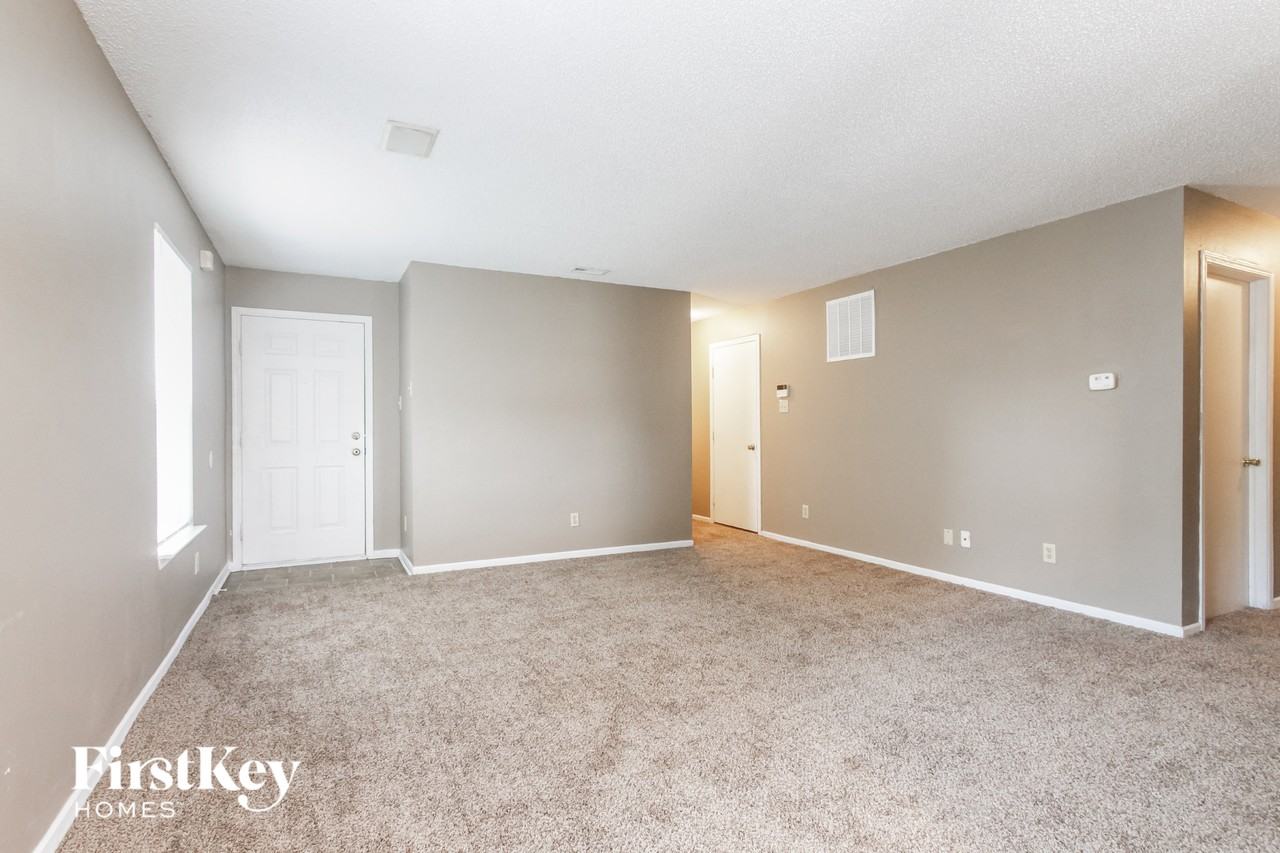 1861 Southernwood Ln - Photo 4 of 15