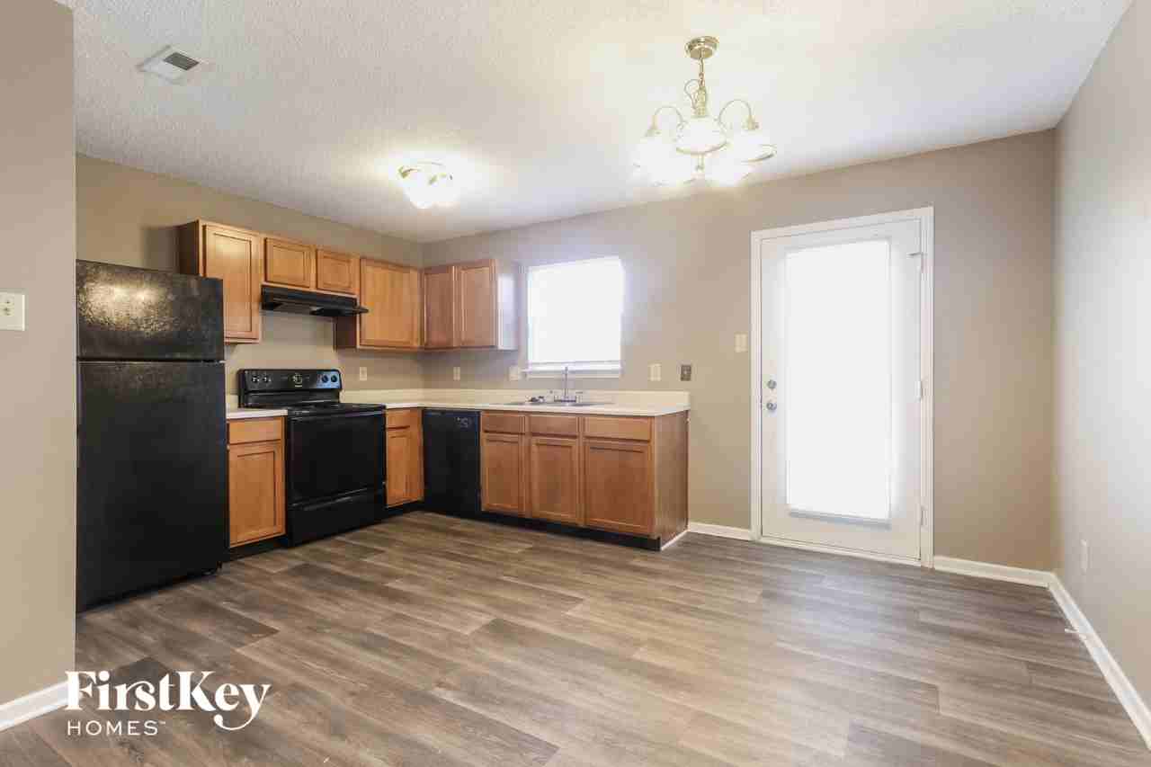 1861 Southernwood Ln - Photo 5 of 15