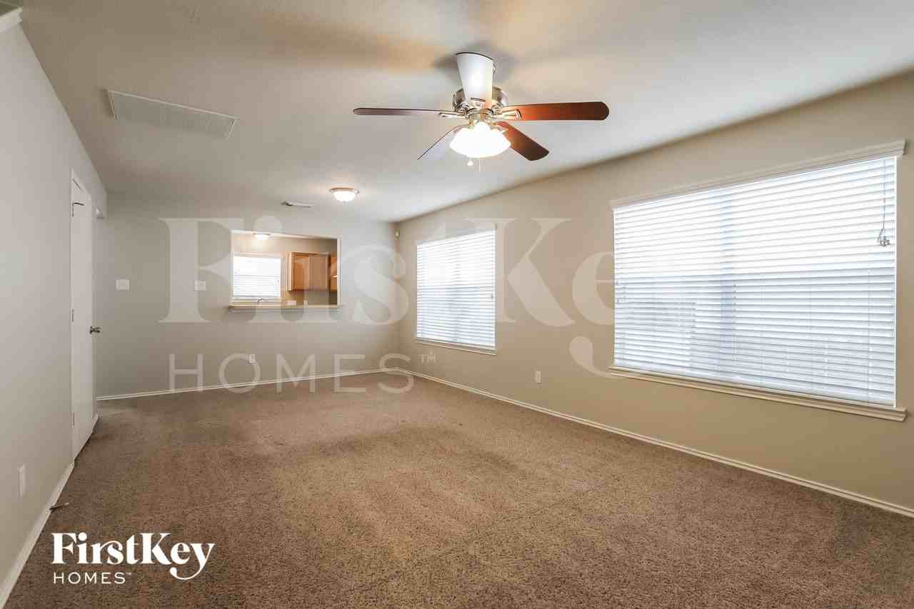 1511 Oxberg Trl - Photo 3 of 15