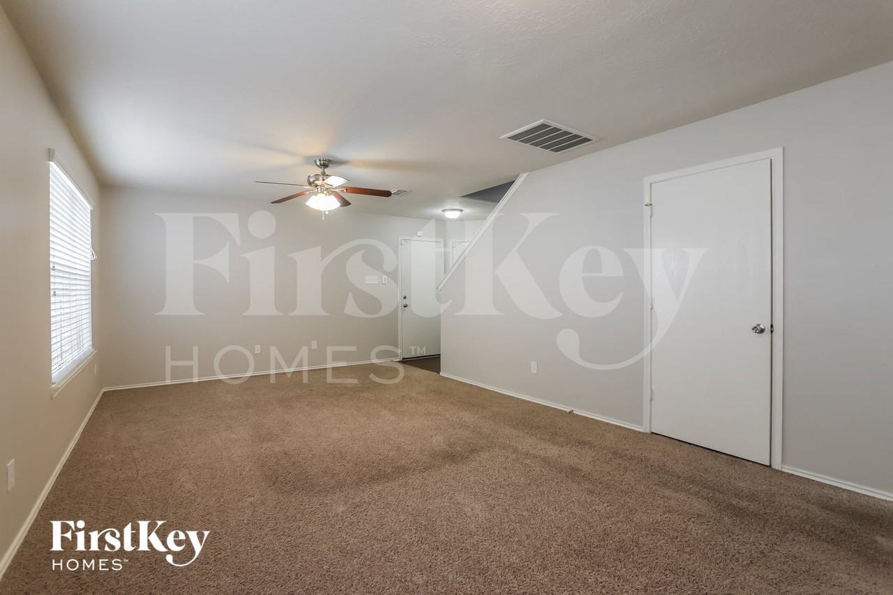1511 Oxberg Trl - Photo 4 of 15