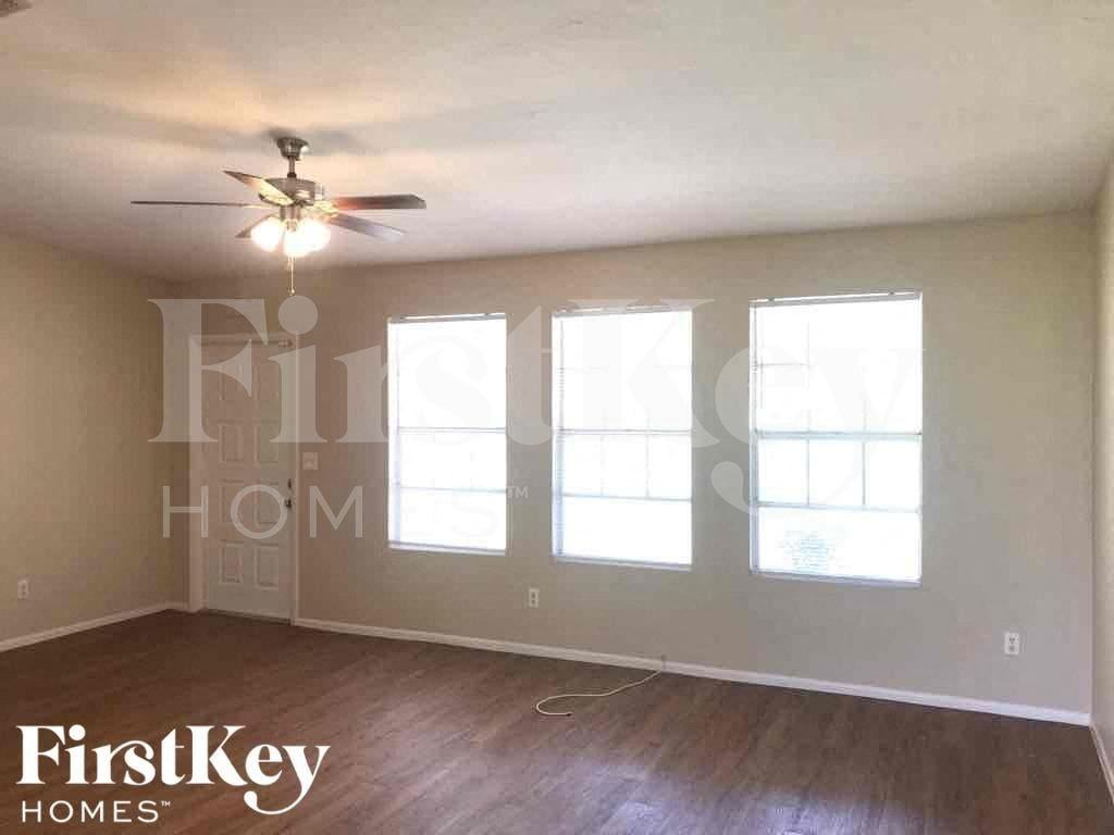 1209 Ne 18th Pl - Photo 2 of 20