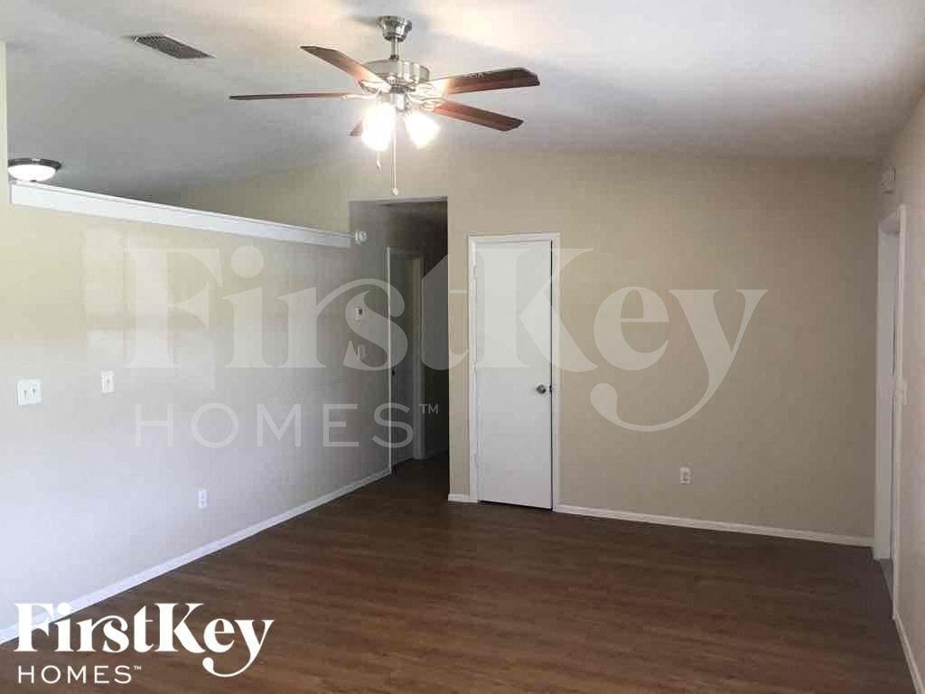1209 Ne 18th Pl - Photo 3 of 20
