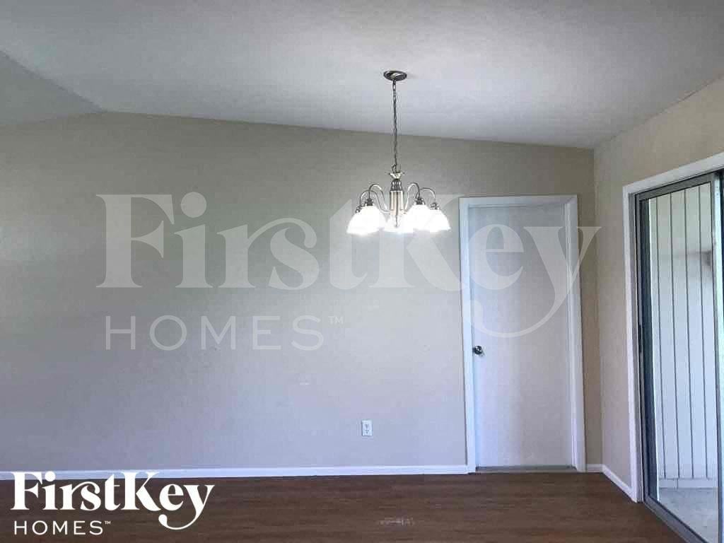 1209 Ne 18th Pl - Photo 4 of 20