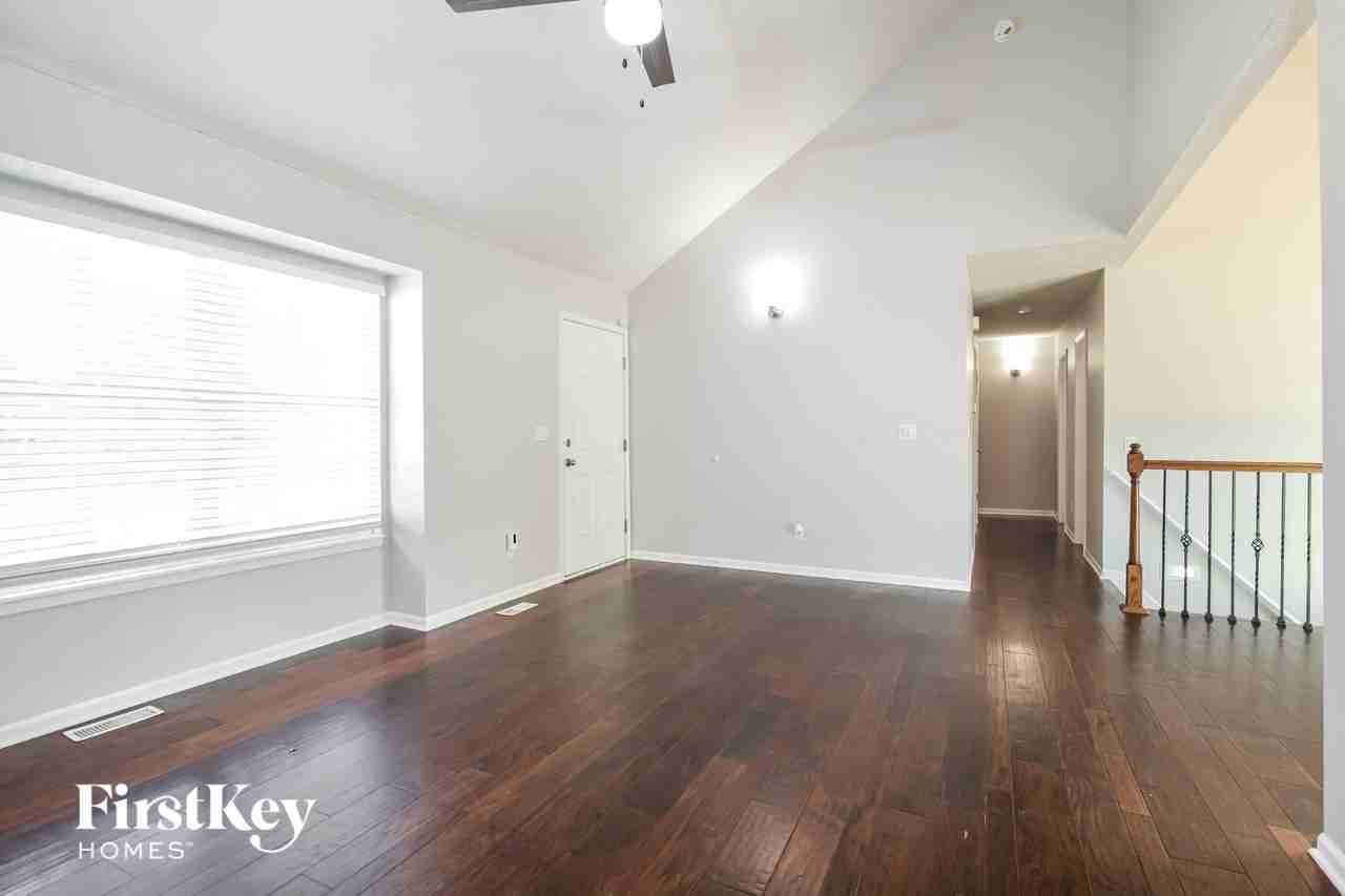 1010 Peggy Dr - Photo 3 of 15