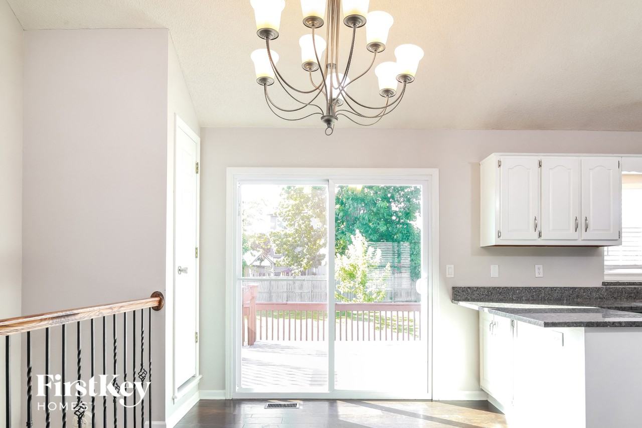 1010 Peggy Dr - Photo 4 of 15