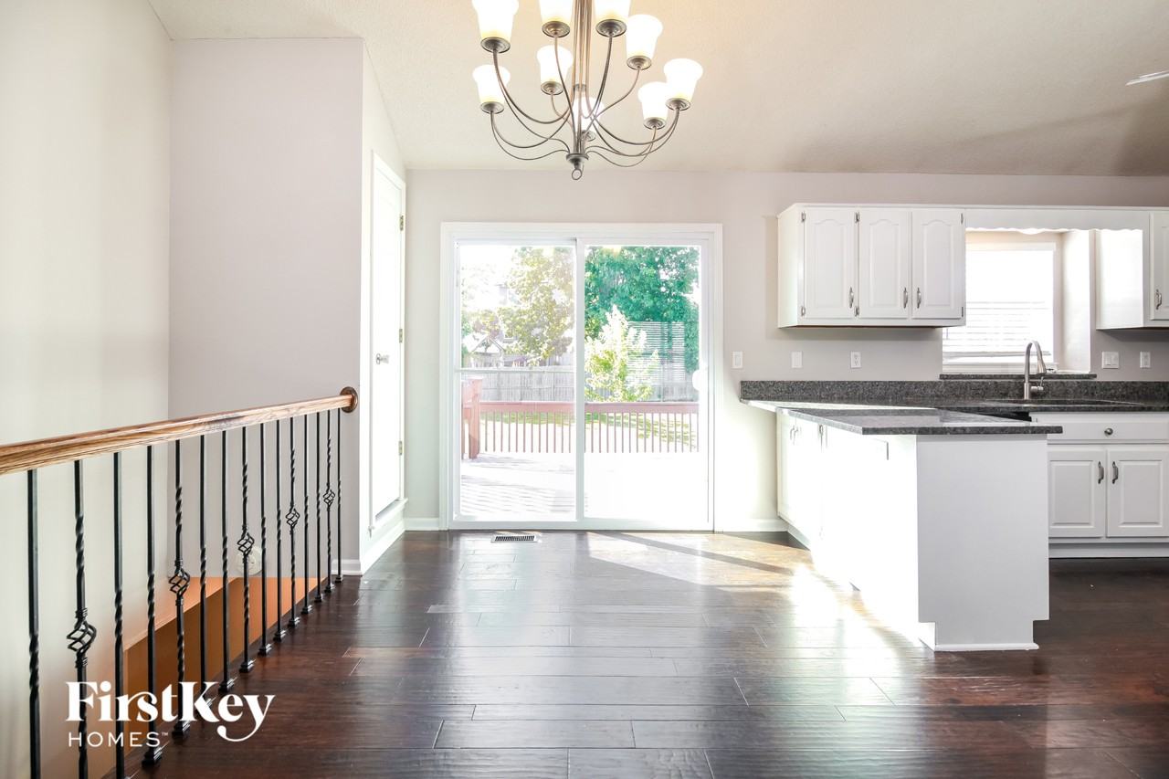 1010 Peggy Dr - Photo 5 of 15