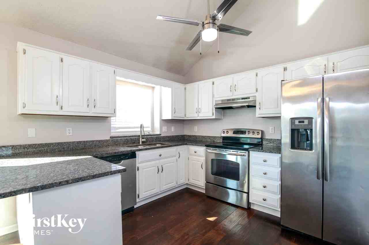 1010 Peggy Dr - Photo 7 of 15