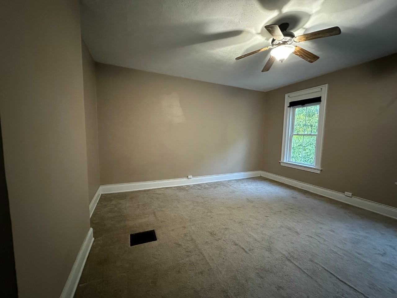 2557 W Mcmicken Ave - Photo 3 of 11
