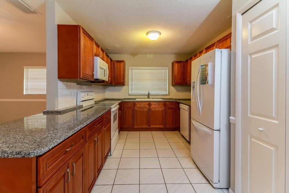 3870 Nw 103rd Ave - Photo 5 of 11