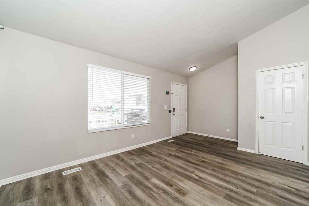 7747 S Briar Dr - Photo 7 of 19