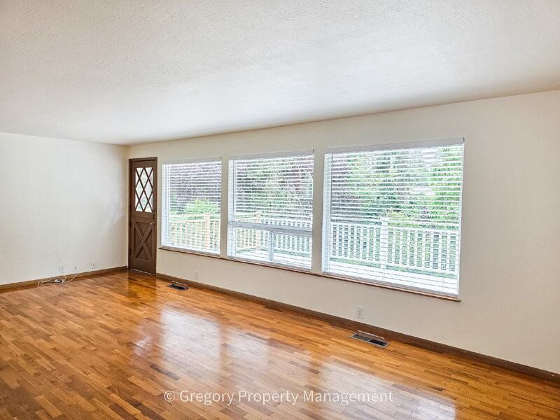 4908 Dogwood Dr - Photo 4 of 23