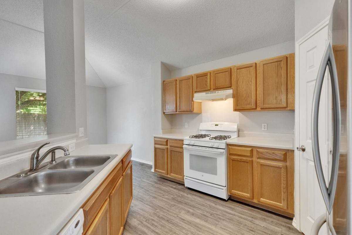 1403 Gulf Way - Photo 5 of 10