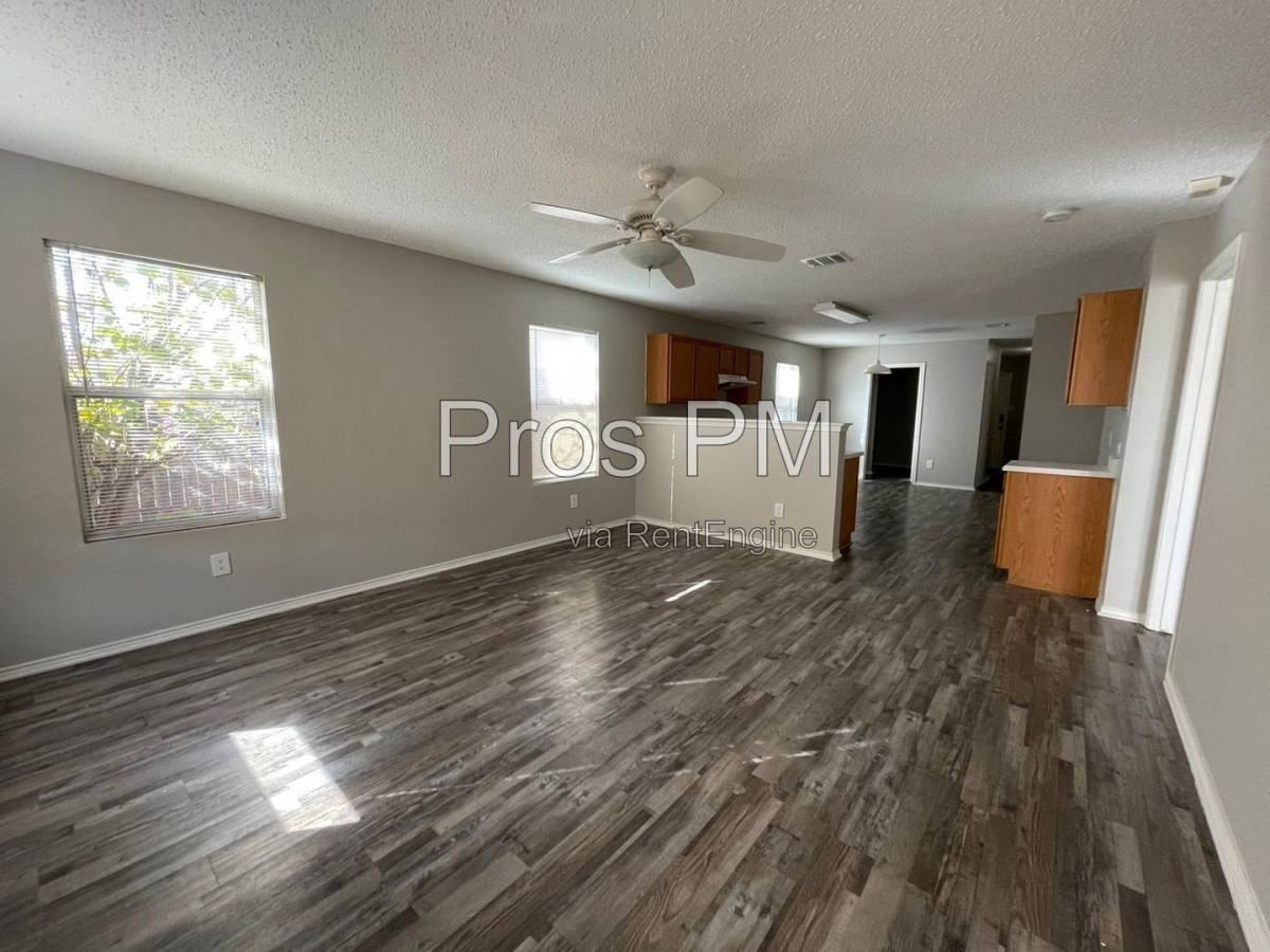 5013 Waterford Dr - Photo 2 of 10