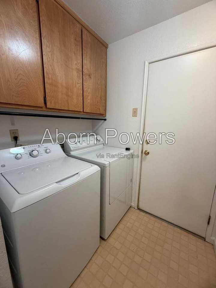 4819 Hillbrook Ct - Photo 3 of 10