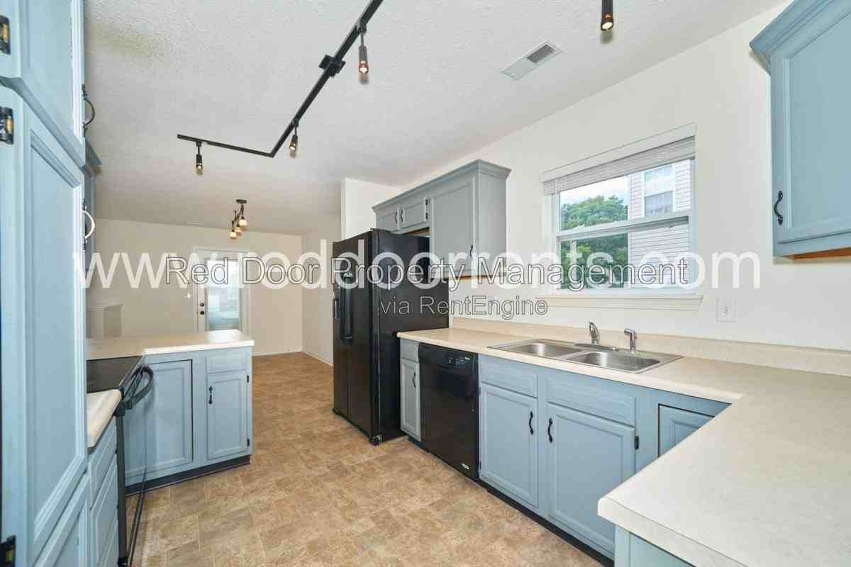127 Broadmoor Bnd - Photo 3 of 10
