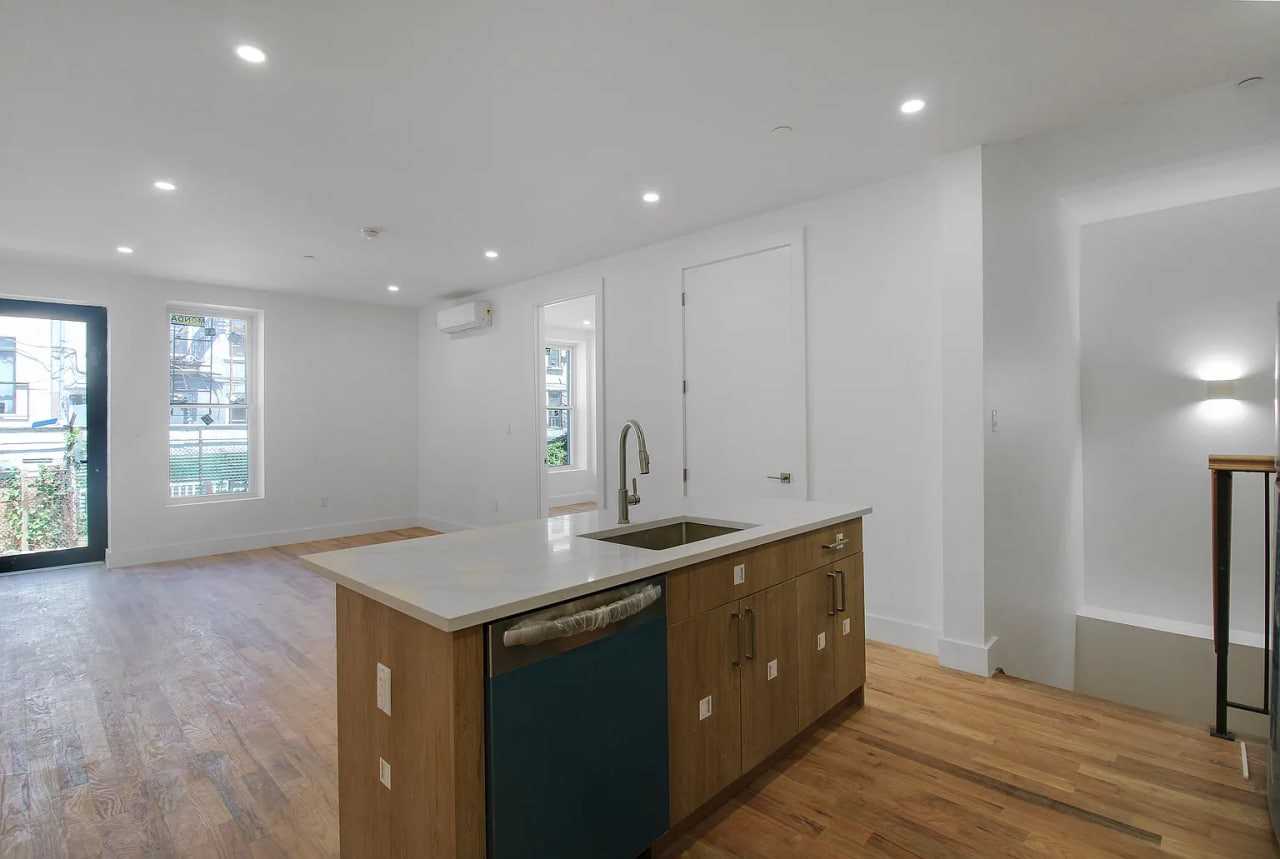 1387 Madison St - Photo 3 of 8