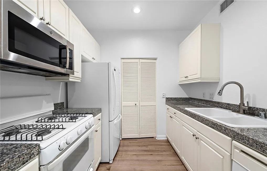 3131 Watermarke Pl - Photo 4 of 8