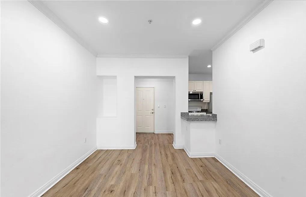 3131 Watermarke Pl - Photo 5 of 8