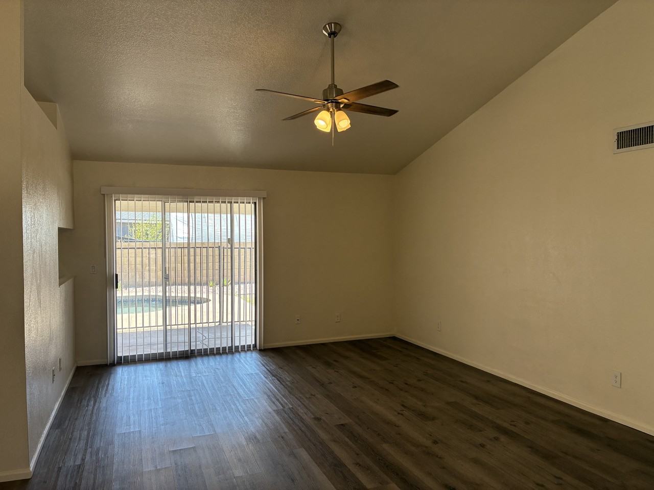 5637 W Yucca St - Photo 4 of 32