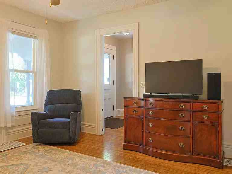 712 Meigs St - Photo 3 of 7