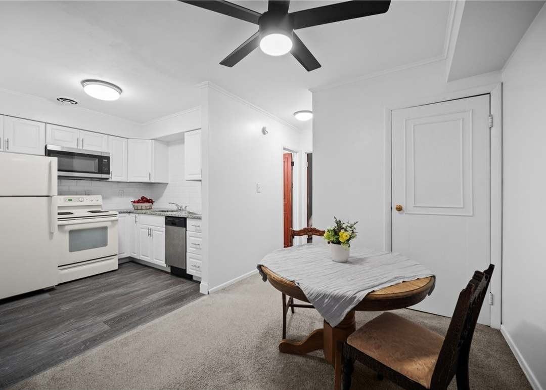 129 Baywood Ave #3B3 - Photo 4 of 12