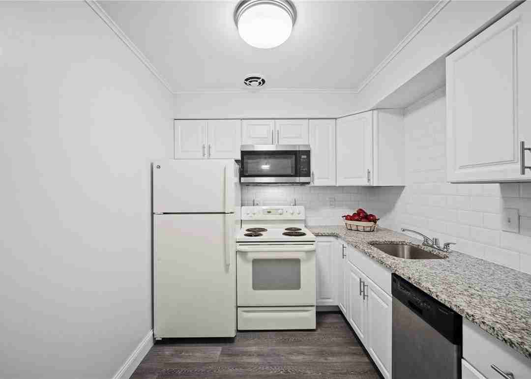 129 Baywood Ave #3B3 - Photo 5 of 12