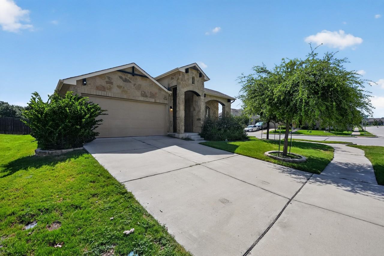 1919 Mexia Dr - Photo 5 of 23