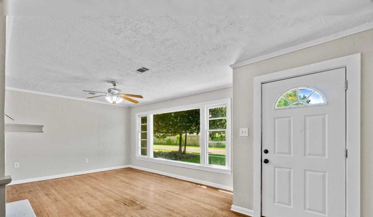 1005 Mamie St - Photo 3 of 10